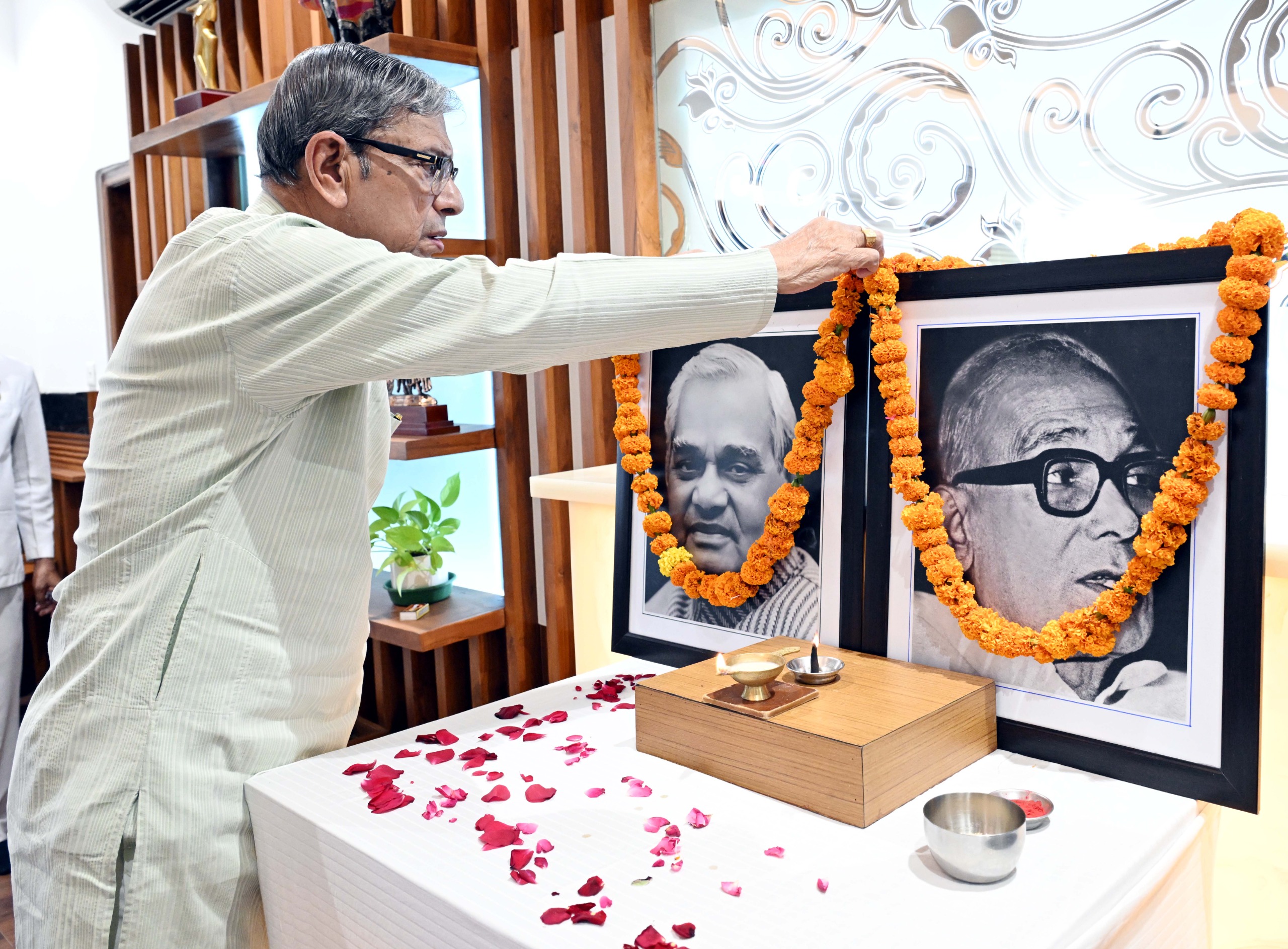 राज्यपाल असीम घोष ने जयप्रकाश नारायण और अटल बिहारी वाजपेयी को दी श्रद्धांजलि